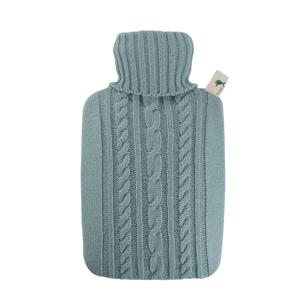 bouillotte-housse-tricotee-motif-torsade-bleu-pastel-hugo-frosch